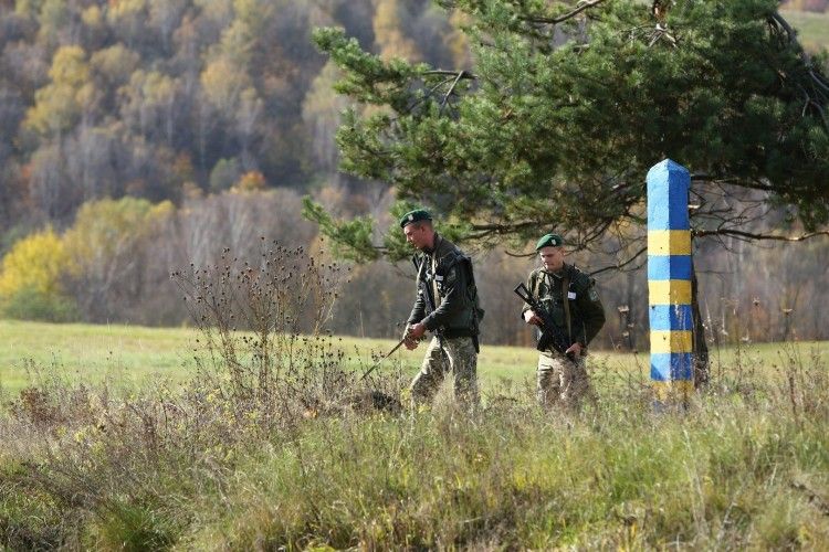 Контрабандисти напали та стріляли в прикордонника