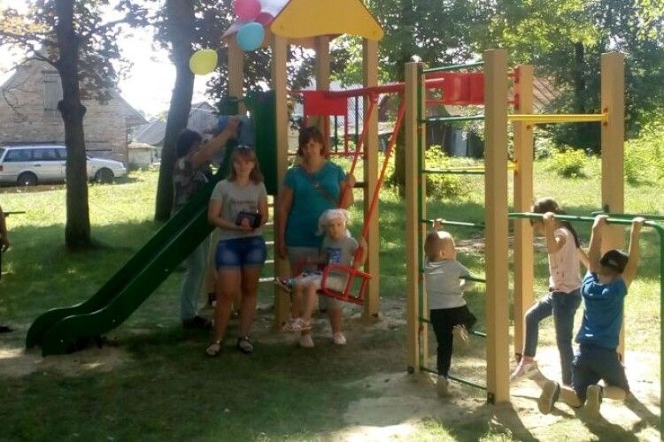 У трьох селах Сереховичівської громади встановили дитячі майданчики