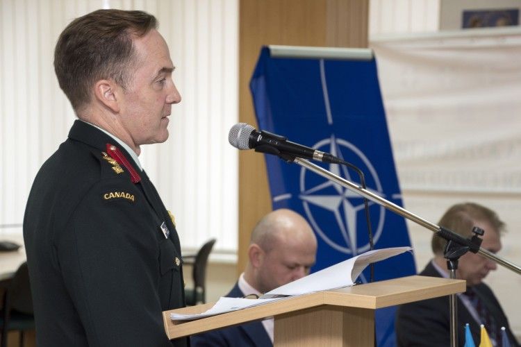 Аташе з питань оборони Канади в України полковник Браян Ірвін презентував слухачам військову структуру Альянсу.
