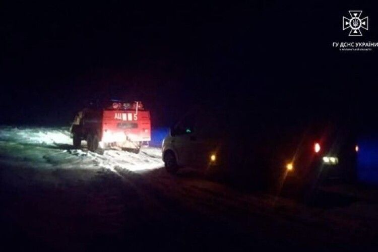 Дві «швидкі» та машина хлібзаводу застрягли вчора на волинських дорогах (Фото)
