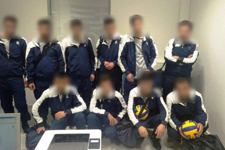 У Греції затримали 10 сирійців, що видавали себе за волейбольну команду з України