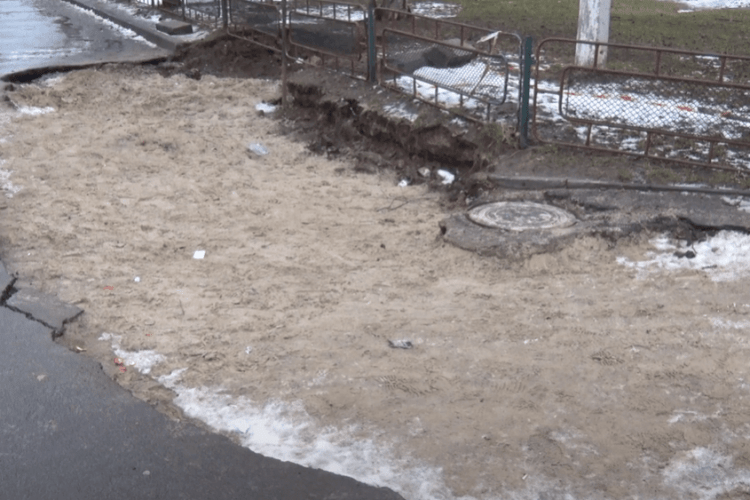 Мережу замінили, а яму – не залатали: у Луцьку скаржаться на комунальників (Відео)