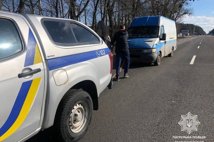 Волинські патрульні допомогли водієві