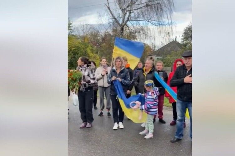 Неймовірно пишаюся нашими військовими: Порошенко показав зворушливе відео із визволеної Харківщини