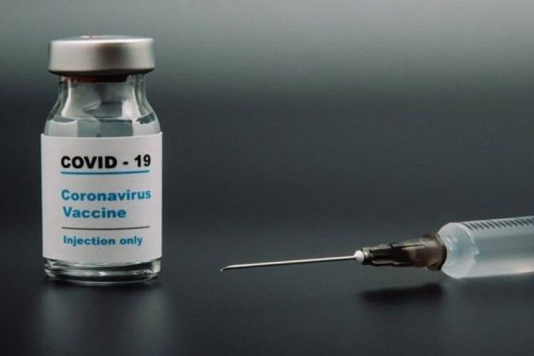 Публічних осіб не вакцинуватимуть залишковими дозами Pfizer