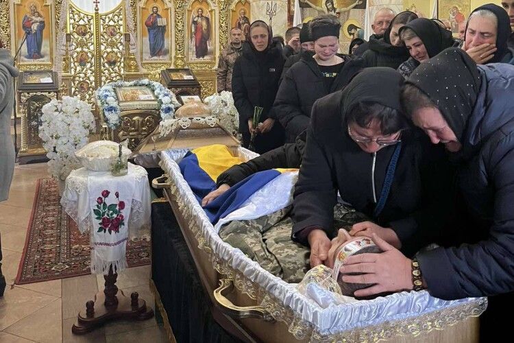 На Волині громада оплакувала захисника на встеленій квітами дорозі (Фото)