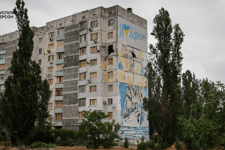 Окупанти атакували з дрона матір із трьома дітьми в Херсоні