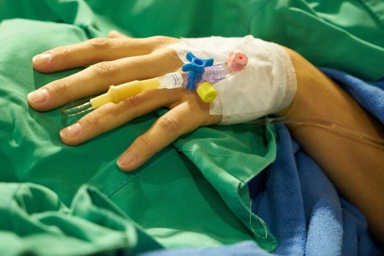 Стало зле в амбулаторії: від коронавірусу померла 28-річна жінка