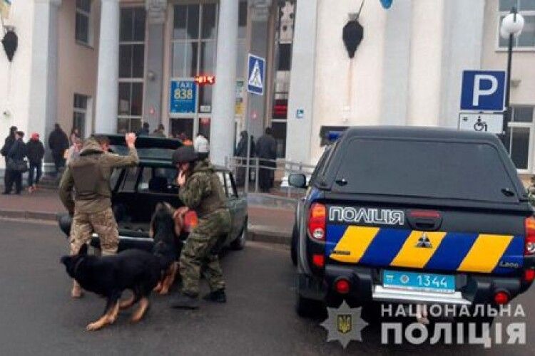 Харків'янин добряче хильнув... і «замінував» залізничний вокзал у Полтаві