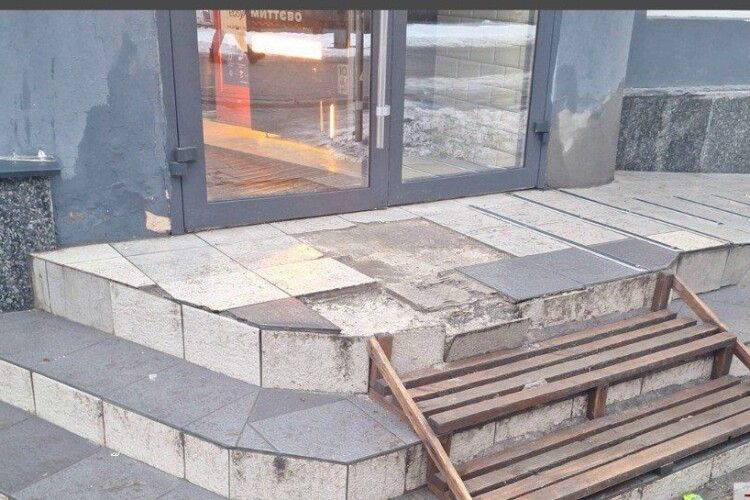 У Луцьку відремонтували «небезпечні» сходи після припису муніципалів