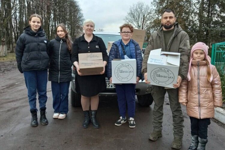 Напередодні Різдва новорічні подарунки поїхали з Волині на передову