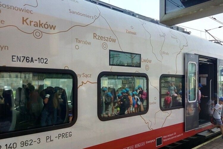 На польському поїзді зобразили карту країни, де Луцьк, Львів і Рівне – їхні