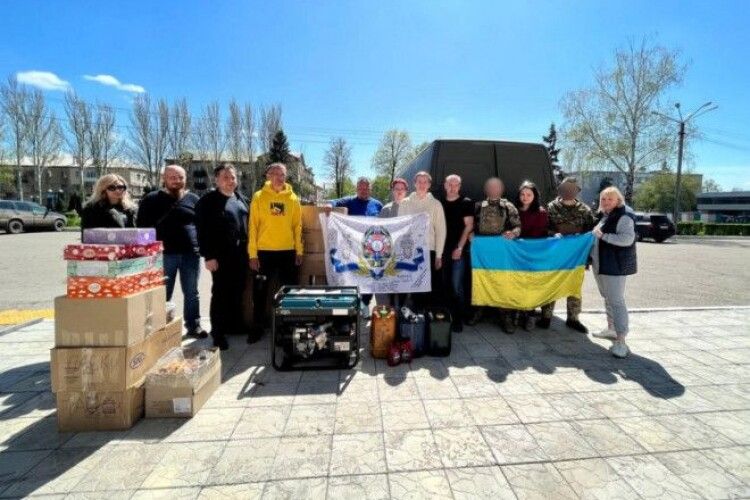 Студенти ДонНТУ, що переїхав на Волинь, передали військовим автомобіль та генератор