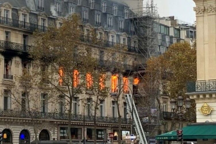 Біля Паризької опери вирує страхітлива пожежа
