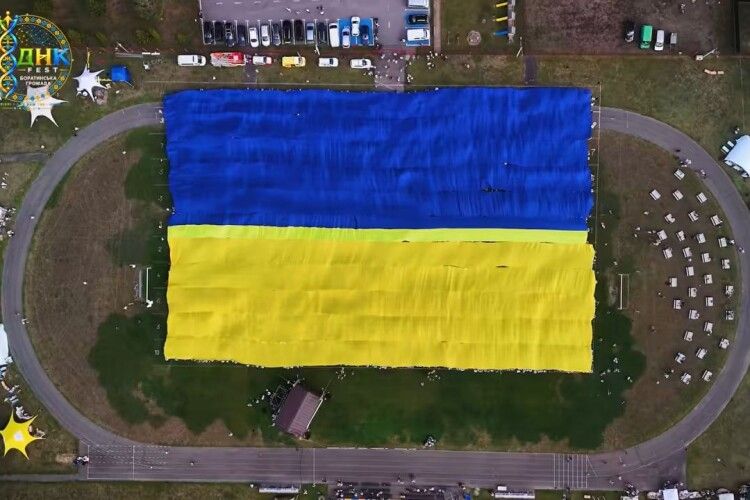 На Волині розгорнули гігантський прапор та встановили рекорд України (Відео)