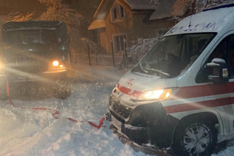 На Рівненщині автівка «швидкої» застрягла у заметах
