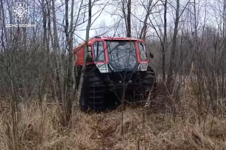 Щоб дістатись до осередку пожежі в природному парку на Волині, рятувальники використали спеціальний снігоболотохід (Відео)