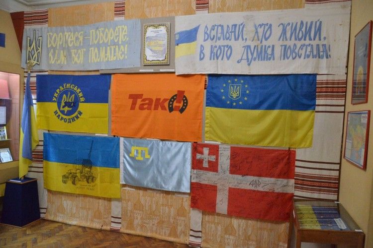 У Волинському краєзнавчому музеї розгорнуто виставку «Прапори незалежної України»