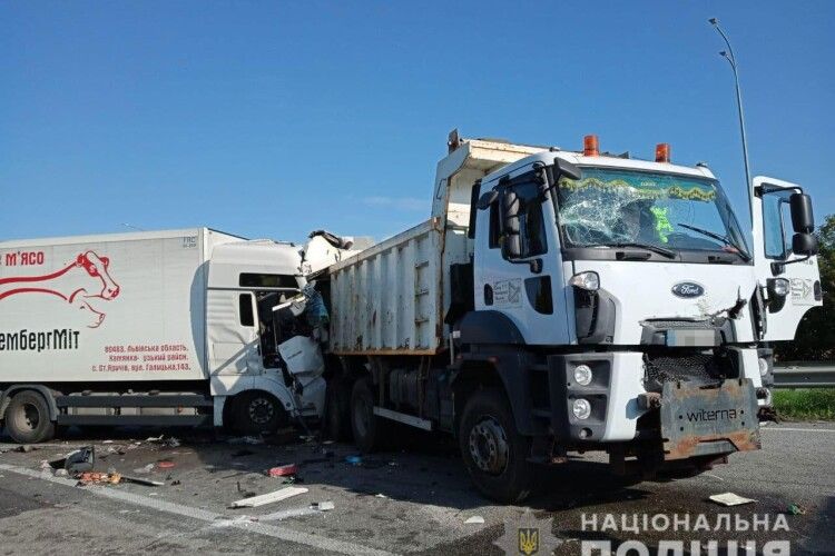 Моторошна ДТП на Рівненщині: внаслідок зіткнення трьох вантажівок одному з водіїв відірвало ногу (Фото)