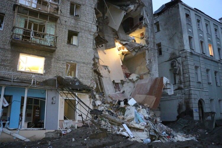 Обстріл Харкова. З’явились фото зруйнованої багатоповерхівки