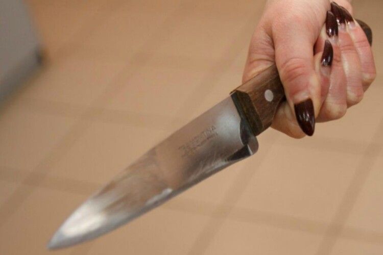 Жінка напала з ножем на свого чоловіка за відмову допомогти приготувати їжу