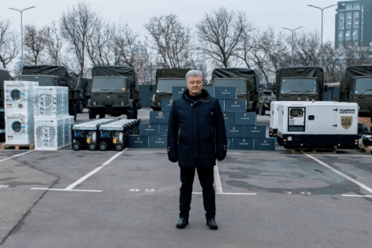 Порошенко везе великий вантаж у бригади ЗСУ (Фото)