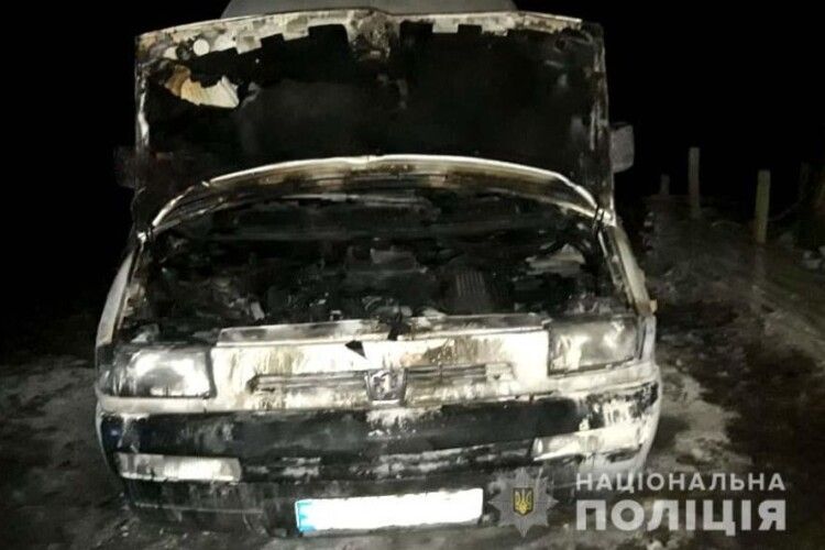 Поліцейські розслідують підпал автомобіля єгеря у Рівненському районі