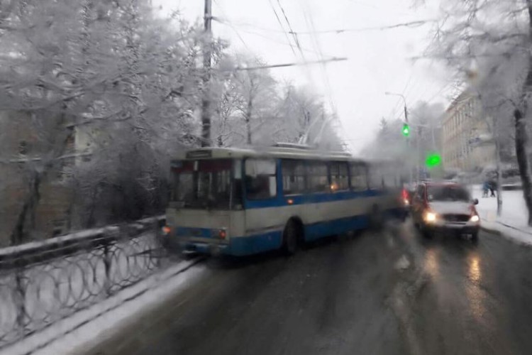 У Рівному  тролейбус з пасажирами потрапив у ДТП