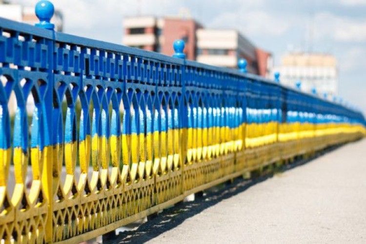 Дитина впала з автомобільного моста на залізничні колії