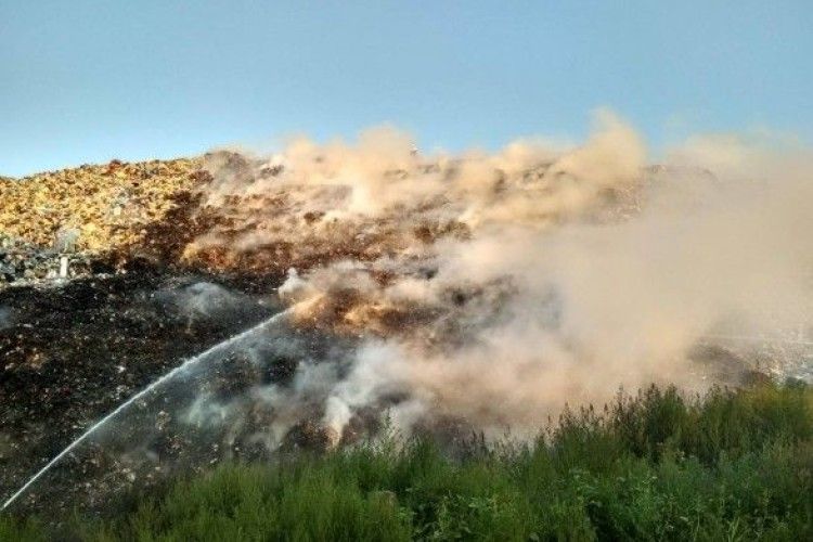 Рятувальники вже майже добу не можуть загасити пожежу на сміттєзвалищі