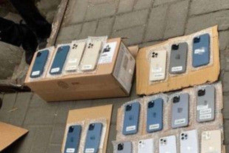 Під виглядом гуманітарки в Україну завезли смартфонів і брендового одягу на 70 мільйонів