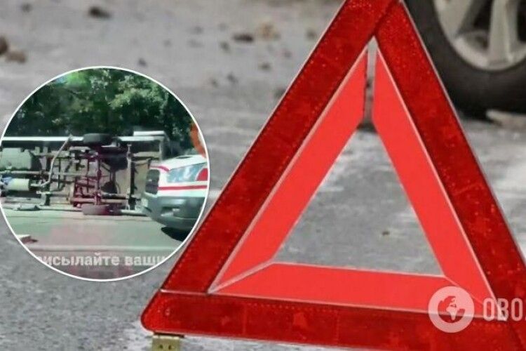 Жахливо: біля Києва перевернулась маршрутка (Відео)