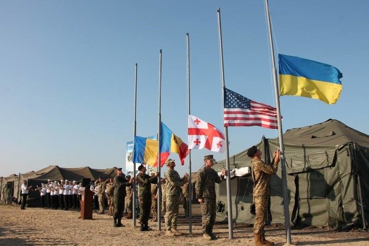 Українські та американські морпіхи спільно «нападали» на уявного ворога та «влаштовували засідки» 