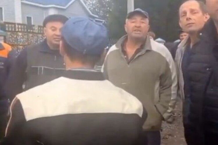 На Рівненщині громада лайкою вигнала з церкви священника московського патріархату (Відео)