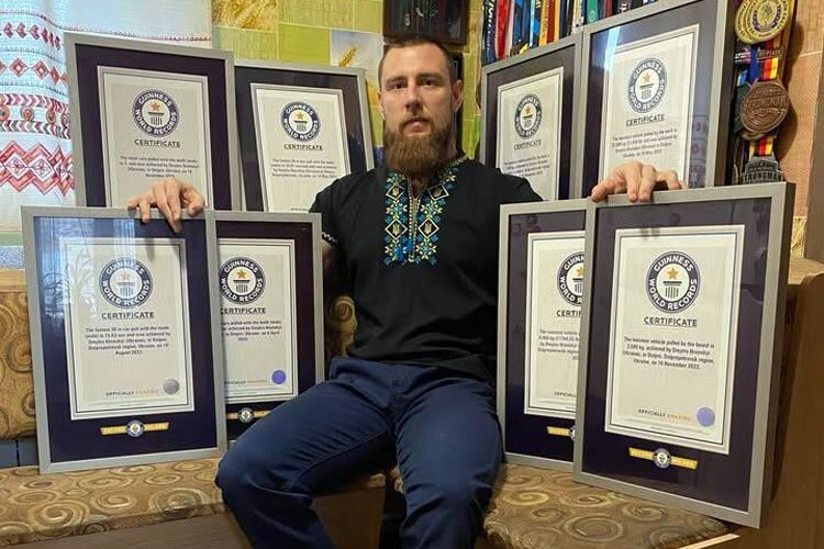 Український силач підняв бородою понад 60 кілограмів!