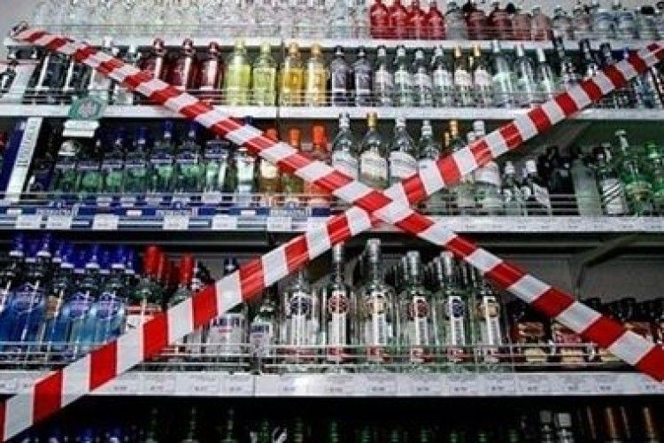 В одній з громад на Маневиччині заборонили продавати алкоголь вночі