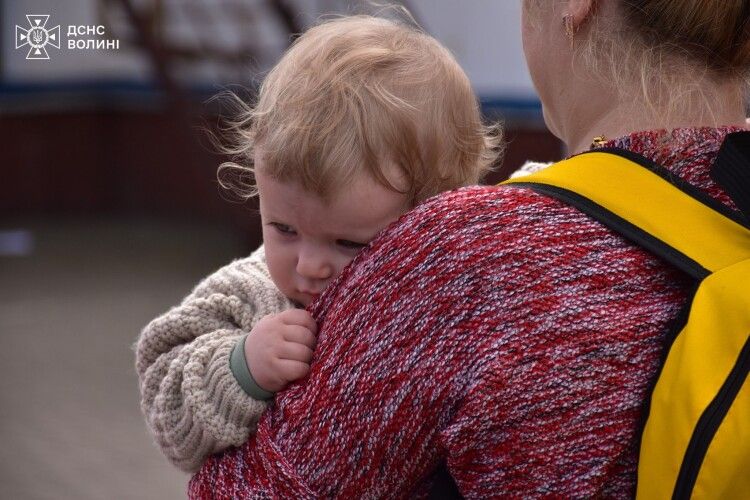 Волинські рятувальники зустріли евакуаційний потяг з Донеччини
