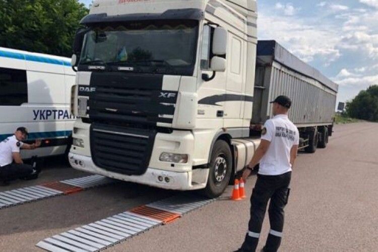 На Рівненщині перенавантажені машини з будматеріалами забиратимуть на потреби ЗСУ