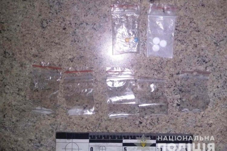 На Рівненщині поліцейські викрили групу наркоторговців