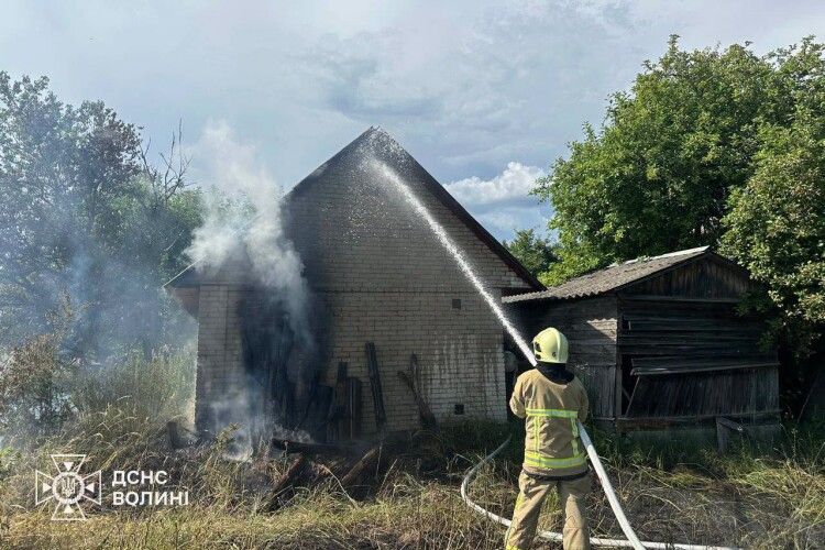 У Луцькому районі багаття на городі мало не позбавило господарства
