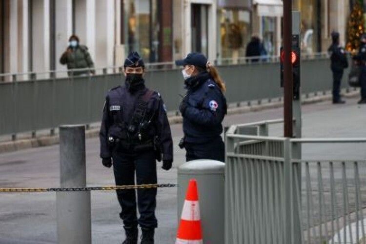 Представився ніндзьою: у Франції озброєний чоловік  напав на жінок-поліцейських