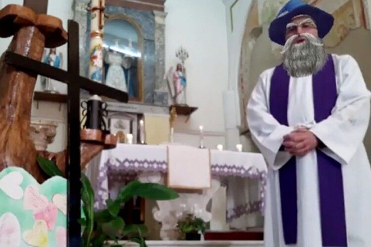 Італійський священник під час служби онлайн випадково ввімкнув спецефекти. Відео