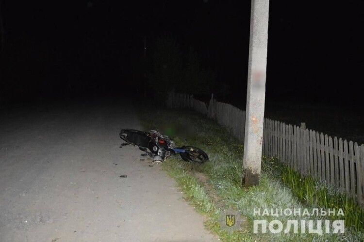 На Волині вночі мотоцикліст в’їхав в електроопору (Фото)