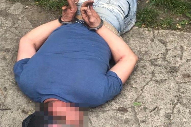 У Рівному злодій намагався порізати собі руки, дружина підтримала