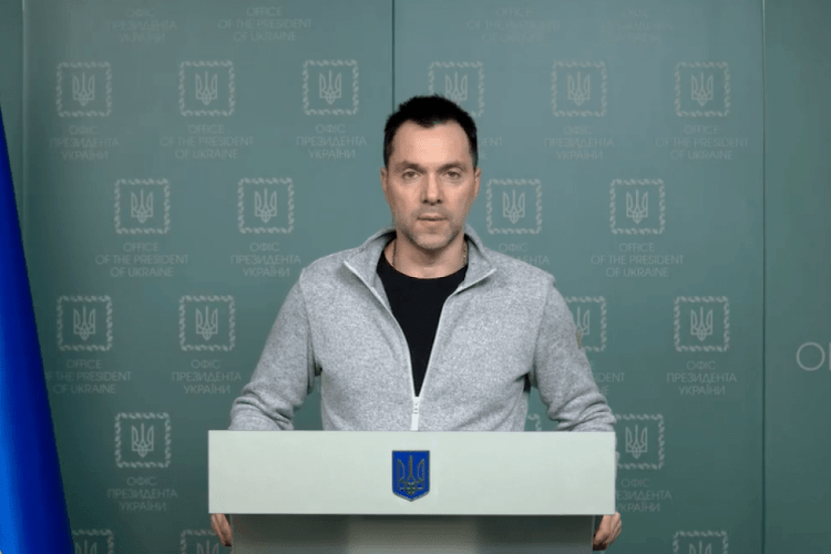Арестович заявив, що російські військові зараз здатні вести бойові дії лише протягом 10-14 днів