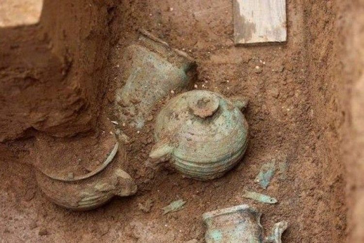 Китайська поліція відібрала у розкрадачів гробниць понад 600 цінних артефактів