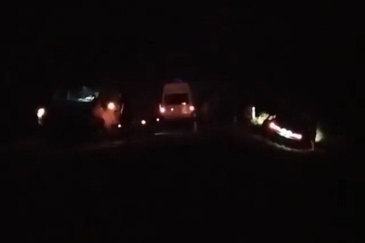 У Нововолинську від зіткнення з бусом злетіла з дороги БМВ (Відео)