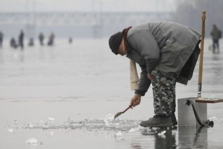 На Полтащині рятувальники зняли з крижини півсотні «пінгвінів»