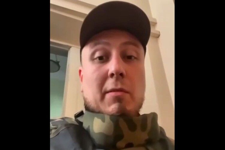 «Хлопці, ви знаєте що таке полк «Азов»? Не бачили як голови відрізають?»: український військовий побесідував з новими полоненими (Відео)