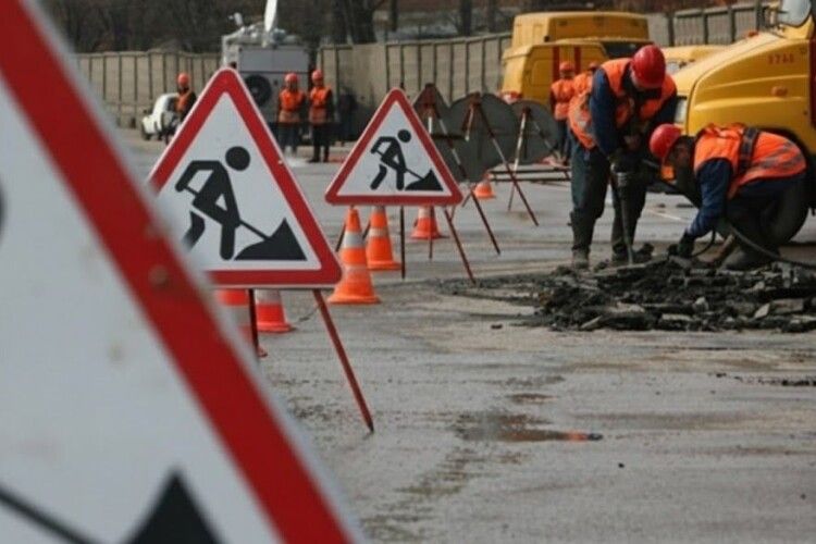 Тимчасовий «холодний асфальт» та нові тендери: коли у Луцьку розпочнуть ремонти доріг